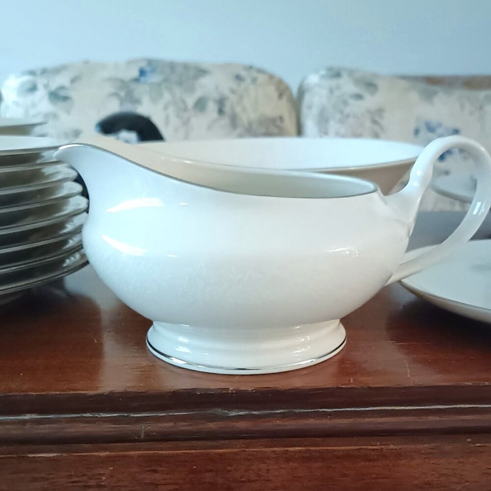 Vintage American Royalty Winterset Porcelain China  Gravy Boat  1001